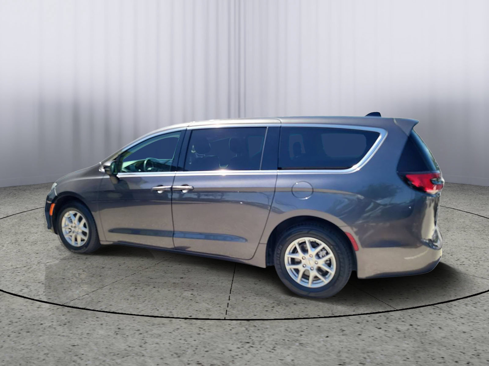 Used 2023 Chrysler Pacifica Touring-L FWD image 4