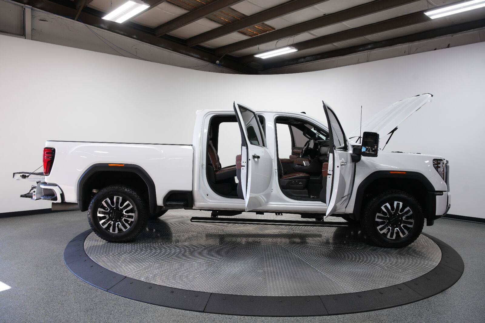 Used 2024 GMC Sierra 2500 Denali Ultimate AWD/4WD image 13
