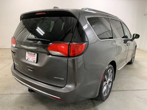 Used 2017 Chrysler Pacifica Limited FWD image 9