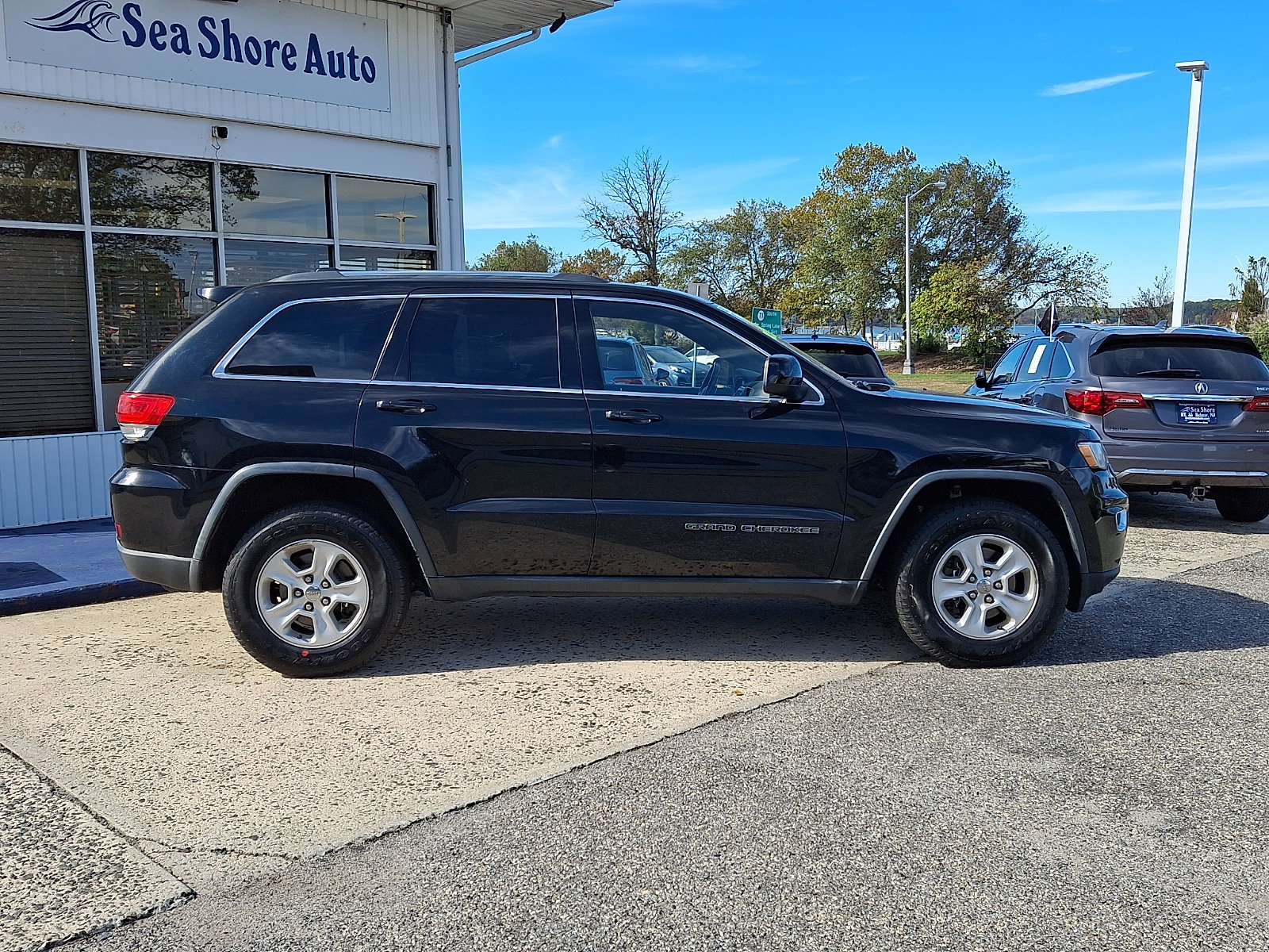 Used 2017 Jeep Grand Cherokee Laredo w/ Quick Order Package 23E AWD/4WD image 7