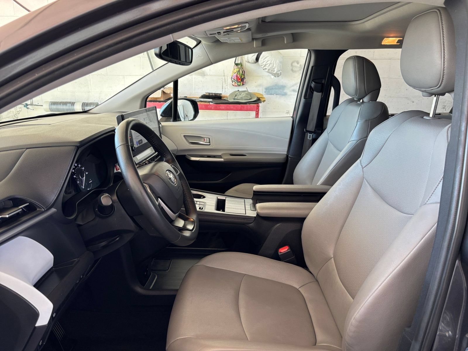 Used 2025 Toyota Sienna XLE FWD image 27