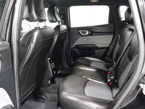 Used 2025 Jeep Compass Latitude AWD/4WD image 18