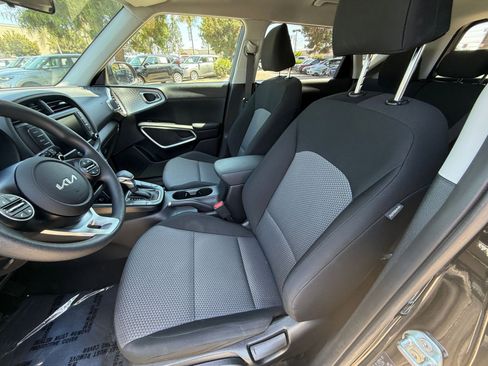 Used 2025 Kia Soul LX w/ LX Technology Package FWD image 23