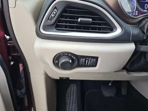 Used 2023 Chrysler Voyager LX FWD image 25