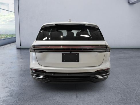 Used 2025 Lincoln Nautilus Premier AWD/4WD image 5