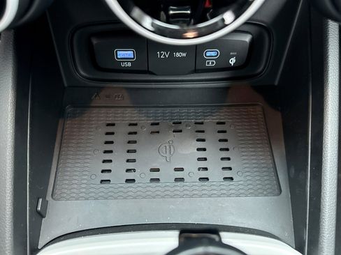 Used 2024 Hyundai Venue Limited image 17