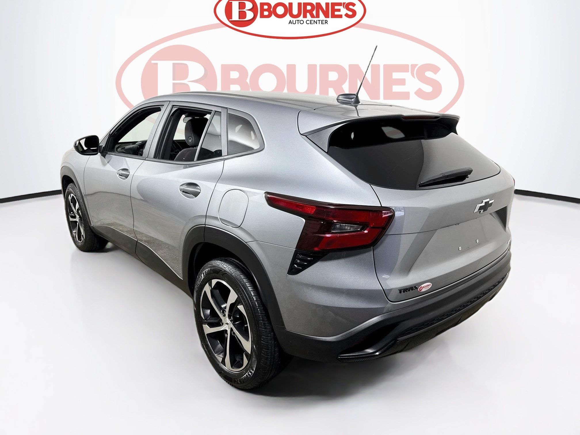 Used 2024 Chevrolet Trax RS FWD image 8