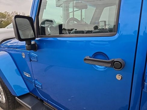 Used 2015 Jeep Wrangler Unlimited Sahara w/ Connectivity Group image 27