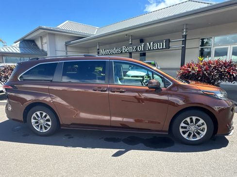 Used 2023 Toyota Sienna LE FWD image 2