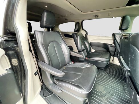Used 2018 Chrysler Pacifica Limited w/ Advanced Safetytec Group FWD image 21