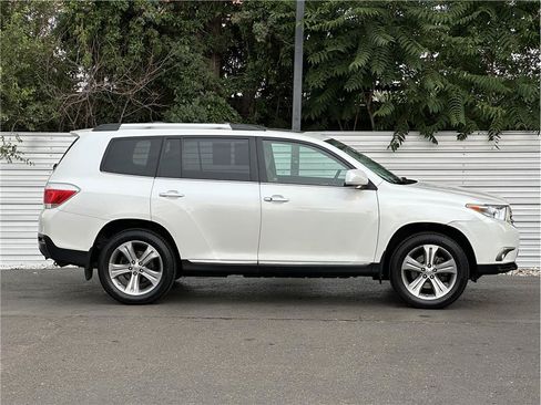 Used 2011 Toyota Highlander Limited w/ Tow Pkg AWD/4WD image 9