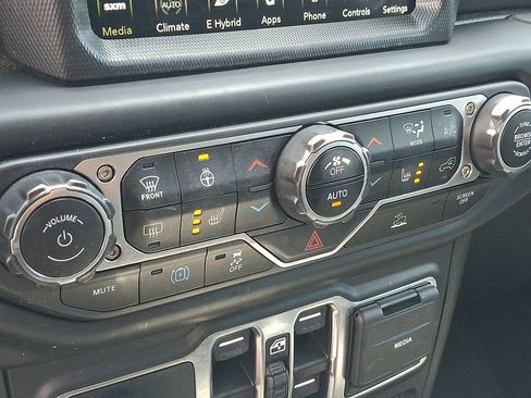Used 2023 Jeep Wrangler Unlimited Sahara w/ Cold Weather Group AWD/4WD image 16