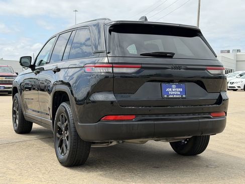 Used 2025 Jeep Grand Cherokee Altitude AWD/4WD image 7