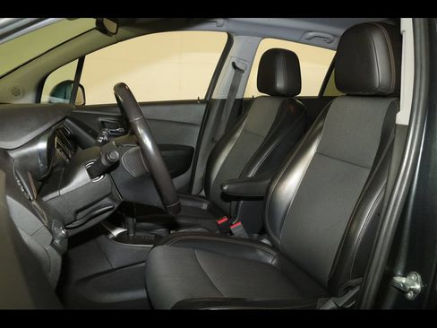 Used 2018 Chevrolet Trax LT w/ LT Convenience Package FWD image 9