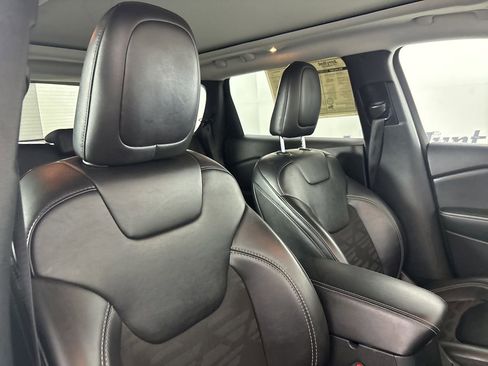 Used 2022 Jeep Cherokee Latitude w/ Sun & Sound Group AWD/4WD image 26