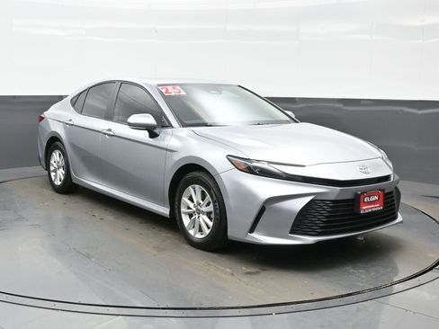 Used 2025 Toyota Camry LE image 8