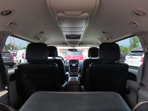 Used 2014 Chrysler Town & Country Touring FWD image 15