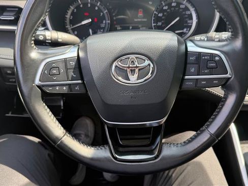 Used 2021 Toyota Highlander XLE AWD/4WD image 36