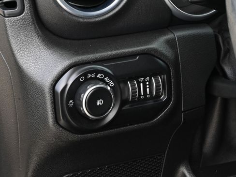 Used 2018 Jeep Wrangler Unlimited Sahara image 27