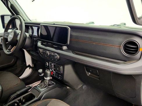 Used 2025 Jeep Gladiator Mojave w/ Convenience Group AWD/4WD image 25