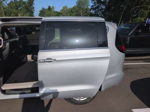 Used 2023 Chrysler Pacifica Touring-L FWD image 22