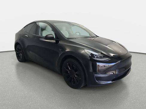 Used 2023 Tesla Model Y Long Range image 3