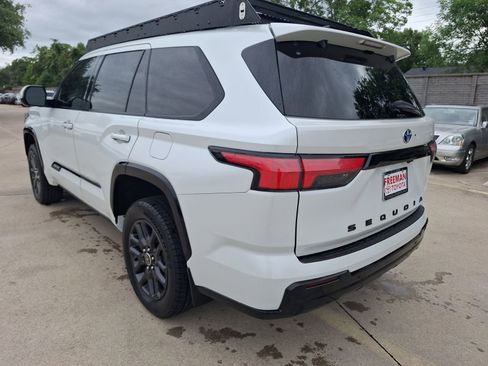Used 2023 Toyota Sequoia Platinum AWD/4WD image 4
