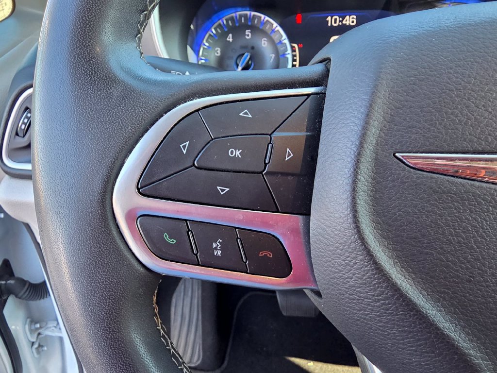 Used 2023 Chrysler Pacifica Touring-L FWD image 18