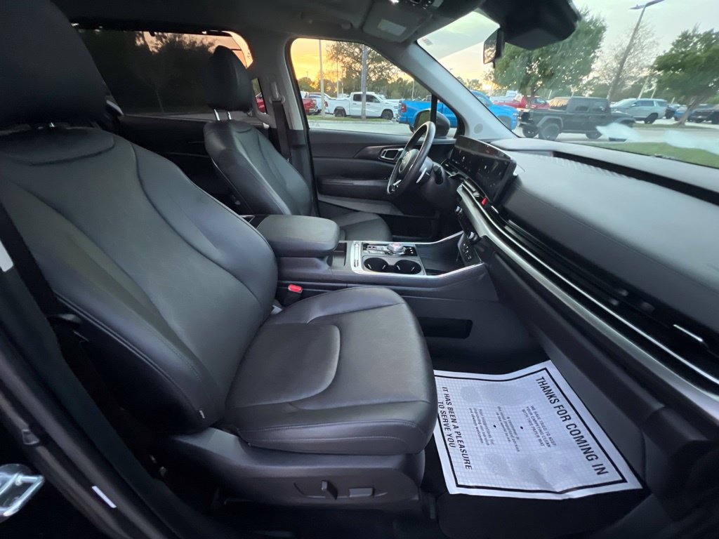 Used 2025 Kia Carnival SX w/ SX Dark Edition Package FWD image 12