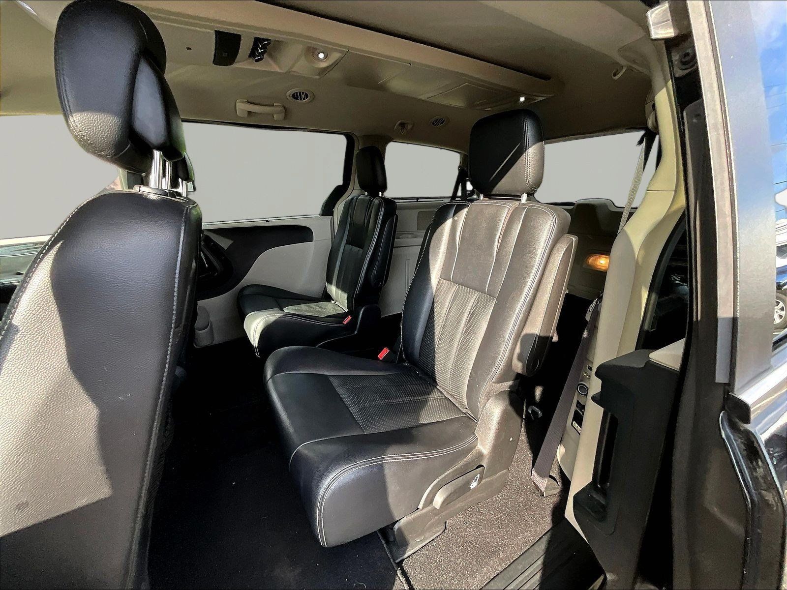 Used 2015 Chrysler Town & Country Touring-L w/ Driver Convenience Group FWD image 21
