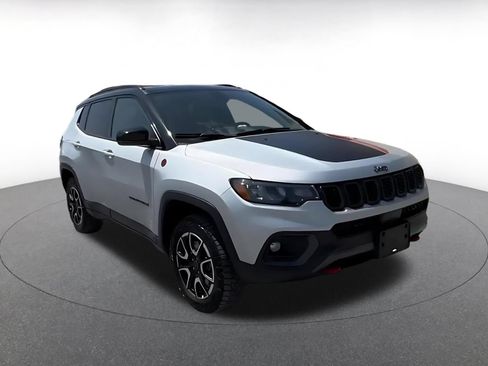 Used 2025 Jeep Compass Trailhawk AWD/4WD image 3