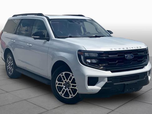Used 2025 Ford Expedition Active AWD/4WD image 3