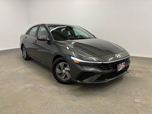 Used 2025 Hyundai Elantra SE image 4