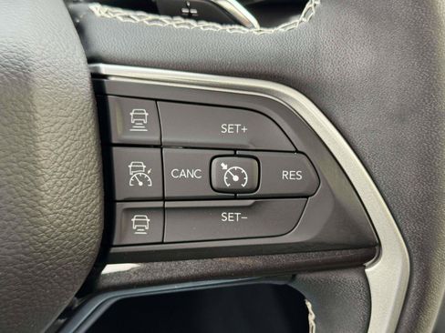 Used 2023 Jeep Grand Cherokee Laredo w/ Luxury Tech Group I image 21