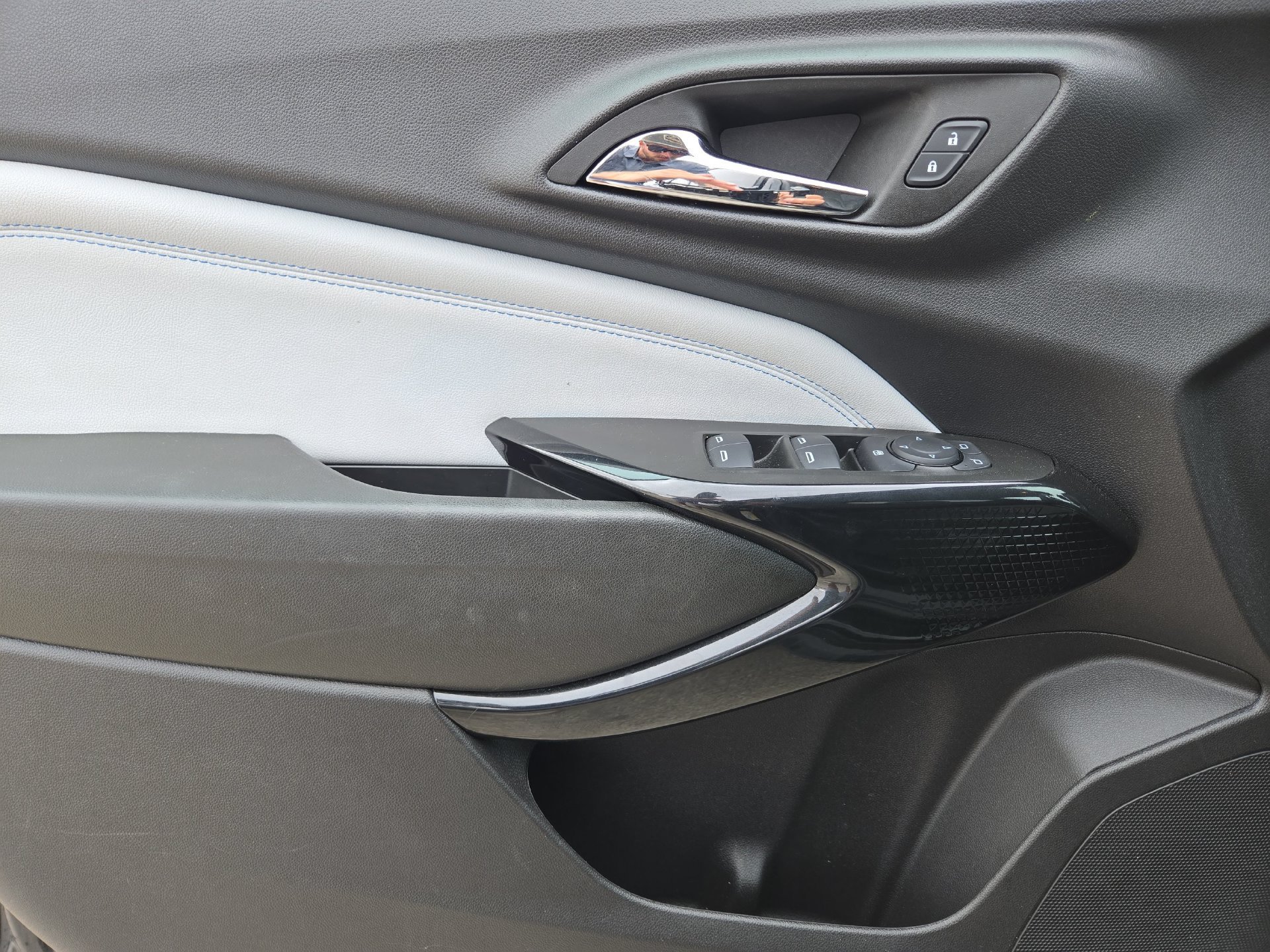 Used 2025 Chevrolet Trax LT FWD image 15
