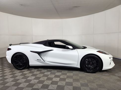 Used 2025 Chevrolet Corvette E-Ray w/ Stealth Interior Trim Package AWD/4WD image 8