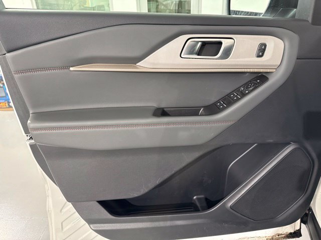 Used 2025 Ford Explorer Active w/ Active Comfort Package RWD image 18