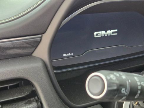 Used 2023 GMC Yukon SLT w/ SLT Premium Package RWD image 9