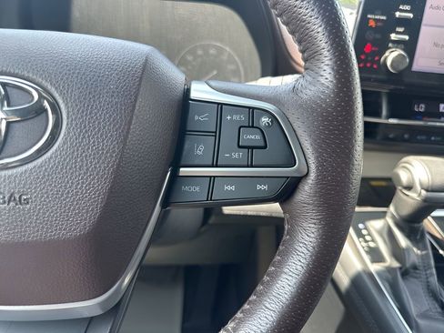 Used 2021 Toyota Sienna Platinum image 17