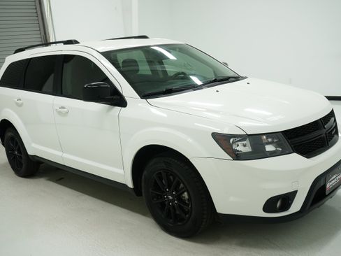 Used 2019 Dodge Journey SE w/ Connectivity Group FWD image 3