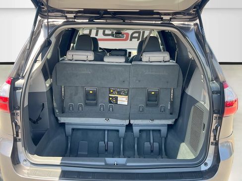 Used 2020 Toyota Sienna XLE FWD image 24