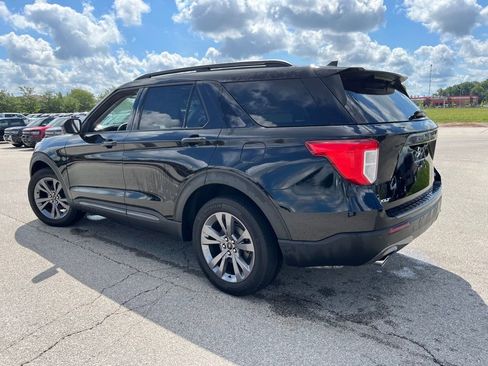 Used 2022 Ford Explorer XLT w/ Equipment Group 202A image 3
