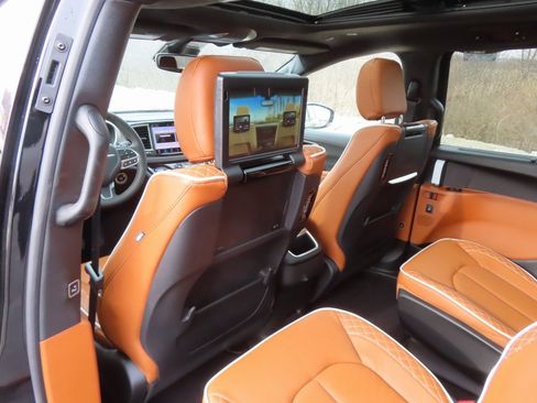 New 2026 Chrysler Pacifica Pinnacle w/ Trailer Tow Group image 27