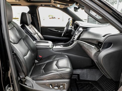 Used 2019 Cadillac Escalade ESV Platinum image 30