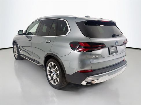 Used 2025 BMW X5 xDrive50e image 3