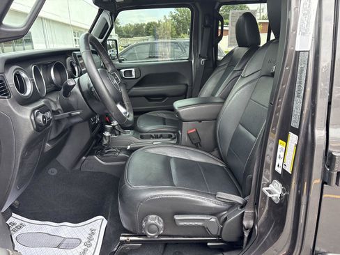 Used 2019 Jeep Wrangler Unlimited Sahara w/ LED Lighting Group AWD/4WD image 9