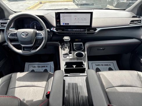 Used 2025 Toyota Sienna XSE AWD/4WD image 19