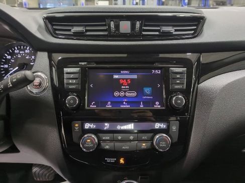 Used 2022 Nissan Rogue Sport SV image 11