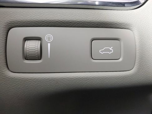 Used 2018 Volvo XC60 T5 Momentum w/ Vision Package image 37