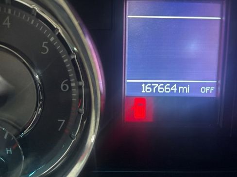 Used 2014 Chrysler Town & Country Touring image 27